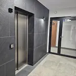 Ceglana Park- Prywatny Parking- Piekne Osiedle- Nowe Luksusowe Mieszkanie Z Biurkiem アパート カトヴィツェ
