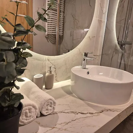 Apartamento Ceglana Park- Prywatny Parking- Piekne Osiedle- Nowe Luksusowe Mieszkanie Z Biurkiem *