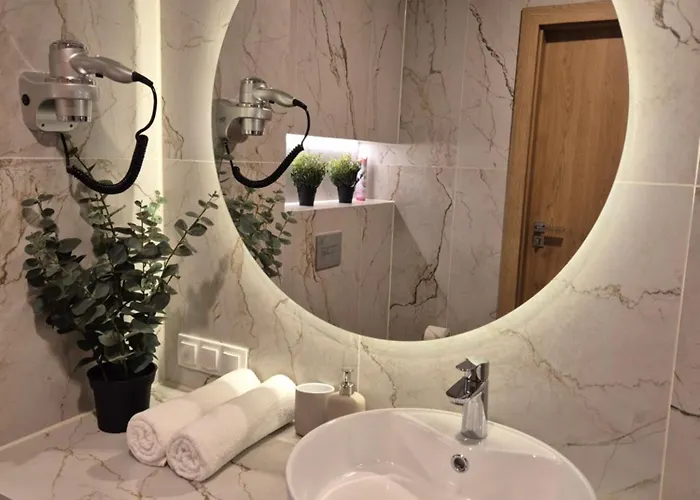 Ceglana Park- Prywatny Parking- Piekne Osiedle- Nowe Luksusowe Mieszkanie Z Biurkiem דירה