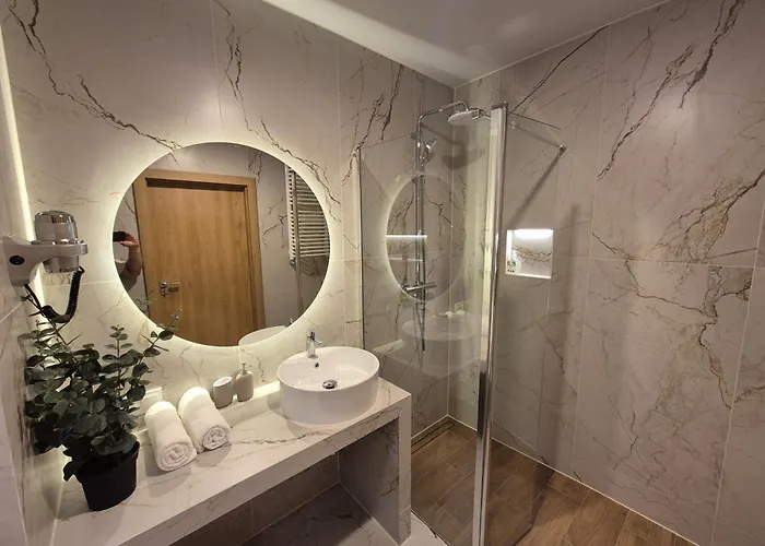 Ceglana Park- Prywatny Parking- Piekne Osiedle- Nowe Luksusowe Mieszkanie Z Biurkiem דירה